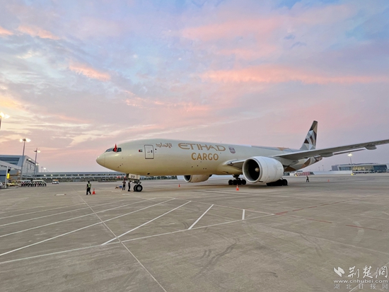 飛機(jī)?？客戤?。金康 攝.jpeg