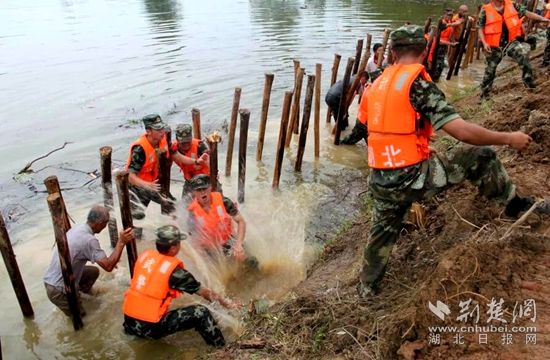 7月13日，武警官兵在高橋河執(zhí)行封堵管涌的任務(wù)_副本.jpg.jpg