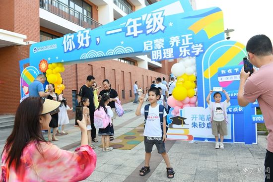 咸寧市實驗外國語學校 家長帶著新生孩子來校報道(2).jpg.jpg