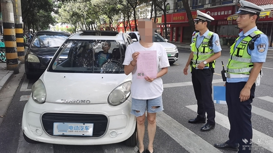 圖1：對情節(jié)輕微的車主，通過寫承諾書方式開展勸誡引導.jpg